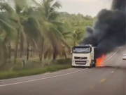 Carreta pega fogo na BR-349 no Litoral Sul de Alagoas