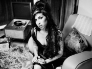 15 anos sem Amy Winehouse: artista deixa imenso legado e debate sobre saúde mental e perseguição midiática