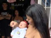 Bebê salva por policiais recebe visita especial e homenagem ao completar um mês de vida