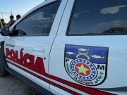 Motorista tem carro atingido por 11 tiros e &eacute; baleado na perna em Cruz das Almas