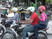 Agentes de tr&acirc;nsito explicam como evitar acidentes de motocicletas