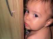Beb&ecirc; ignora distra&ccedil;&otilde;es e foca apenas no biscoito em v&iacute;deo que viraliza