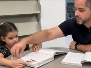 Pai leva filha de 5 anos para faculdade e transforma rotina em parceria