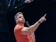 Flávio Andradde apresenta show inédito "Como Sobreviver à Família" no Teatro Guararapes neste sábado