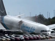 Avi&atilde;o de carga da Amazon sai da pista, atinge carros e deixa cinco mortos